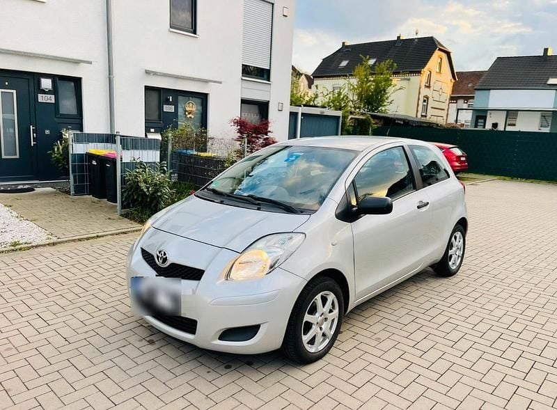 Gebraucht Toyota Yaris 100 PS (73 kW) 2012 Silber Kleinwagen