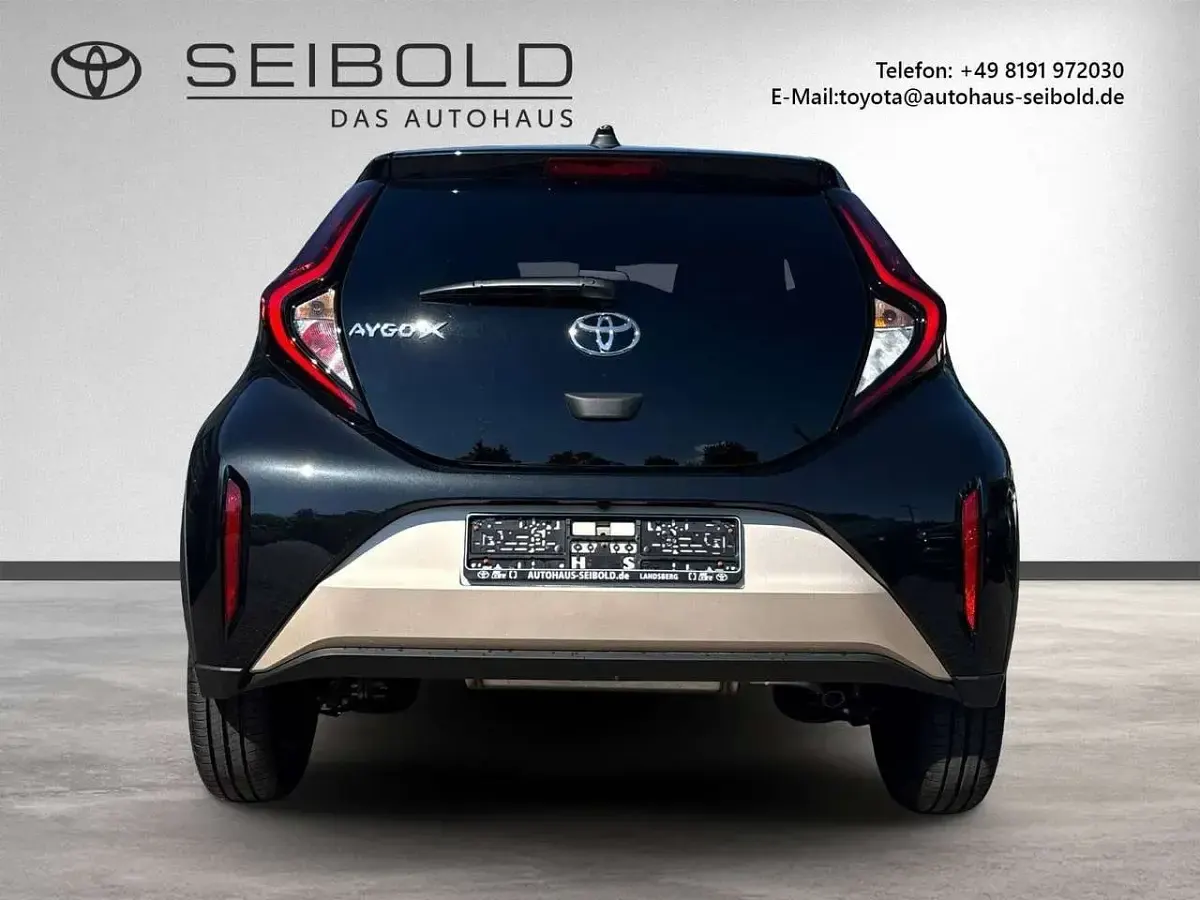 Neu Toyota Aygo X 72 PS (52 kW) 2026 Rot SUV