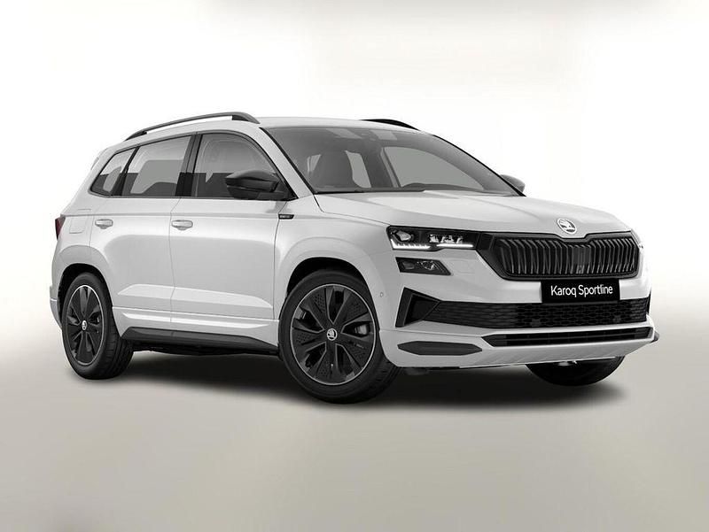 Weiß Neu 2025 Skoda Karoq SportLine SUV | 36.231 € (Fairer Preis) - Bild 1/4