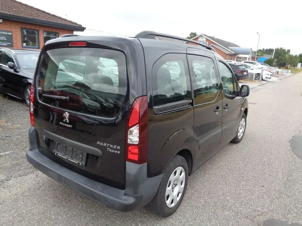 Gebraucht Peugeot Partner Tepee Active 98 PS (72 kW) 2017 Schwarz Van / Kleinbus