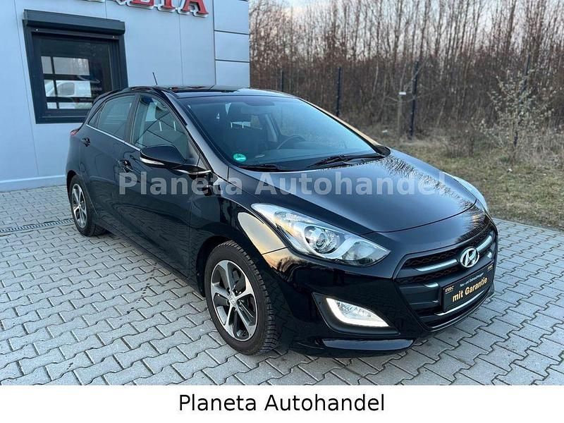 Gebraucht Hyundai i30 Trend 110 PS (80 kW) 2016 Schwarz Limousine