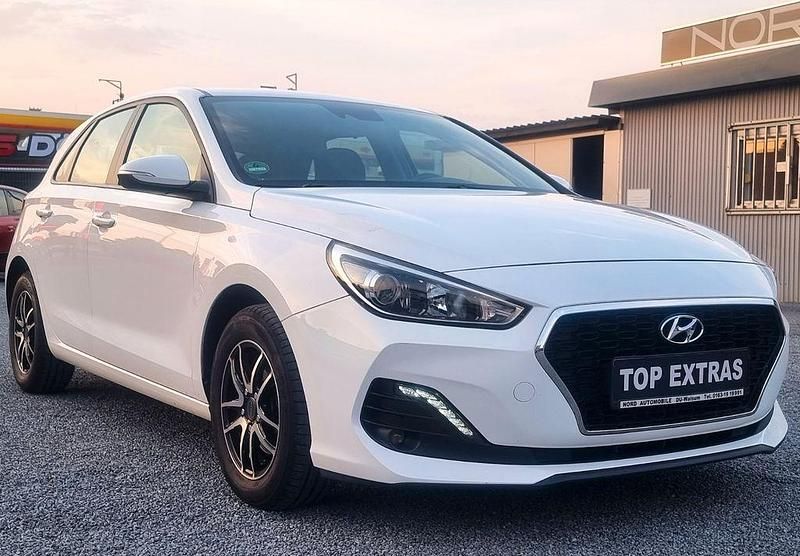 Weiß Gebraucht 2018 Hyundai i30 Select Limousine | 11.350 € (Fairer Preis) - Bild 1/4