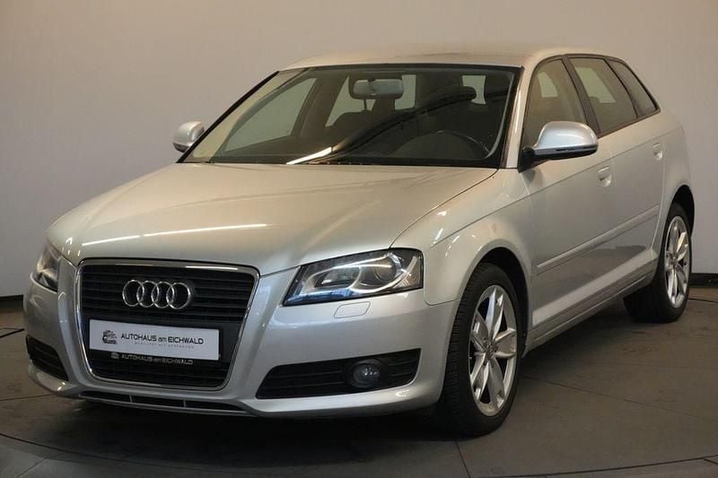 Silber Gebraucht 2009 Audi A3 Ambition Limousine | 6.013 € (Guter Preis) - Bild 1/4