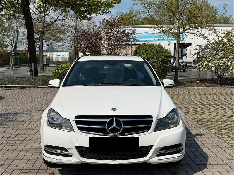 Gebraucht Mercedes C180 156 PS (114 kW) 2013 Weiß Limousine