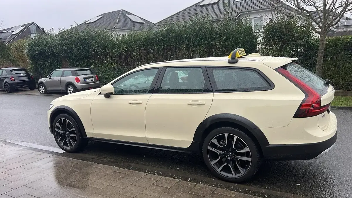 Gebraucht Volvo V90 CC 197 PS (144 kW) 2024 Grau Kombi