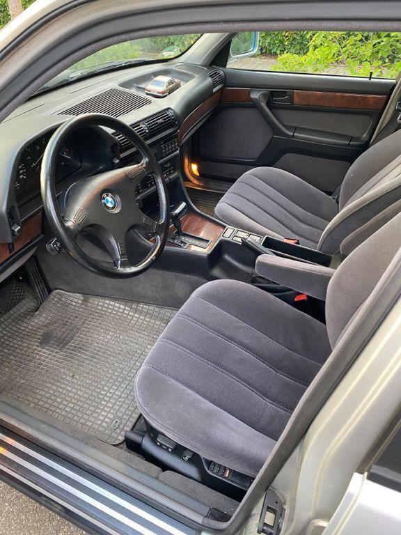 Second-hand BMW 750 407 CP (299 kW) 1989 Argintiu Berlinǎ