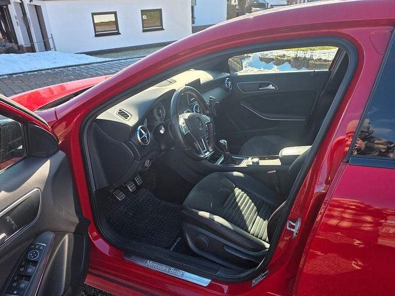 Gebraucht Mercedes A180 AMG line 122 PS (89 kW) 2014 Rot Limousine