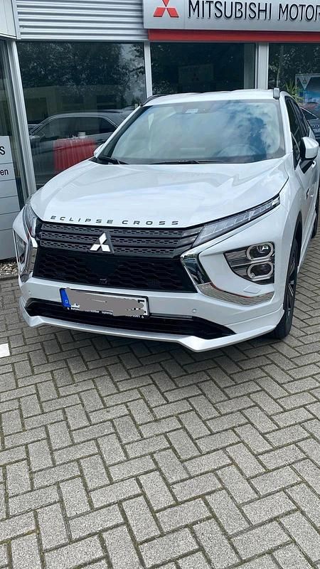 Weiß Gebraucht 2022 Mitsubishi Eclipse Cross Select SUV | 26.500 € (Teuer) - Bild 1/4