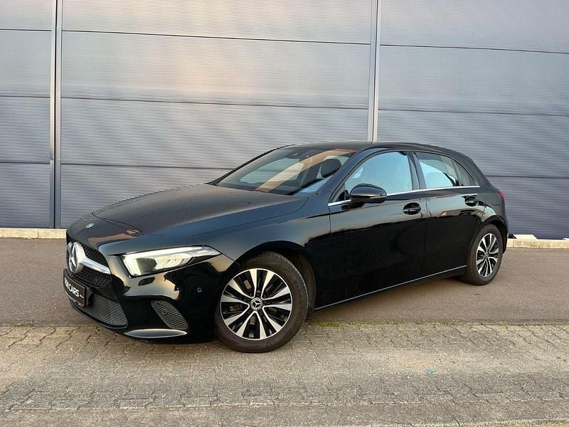 Schwarz Gebraucht 2019 Mercedes A180 Kleinwagen | 13.999 € (Guter Preis) - Bild 1/4