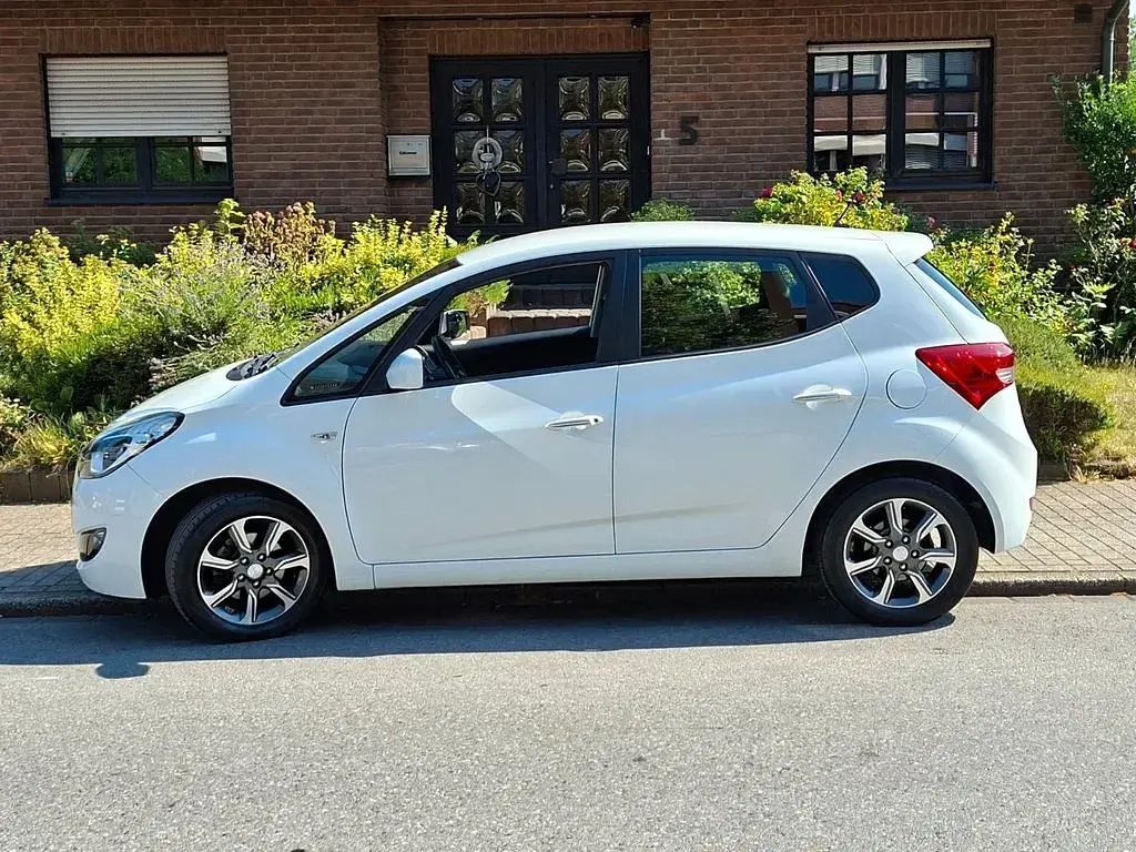 Gebraucht Hyundai i20 Space 90 PS (66 kW) 2018 Weiß Van / Kleinbus