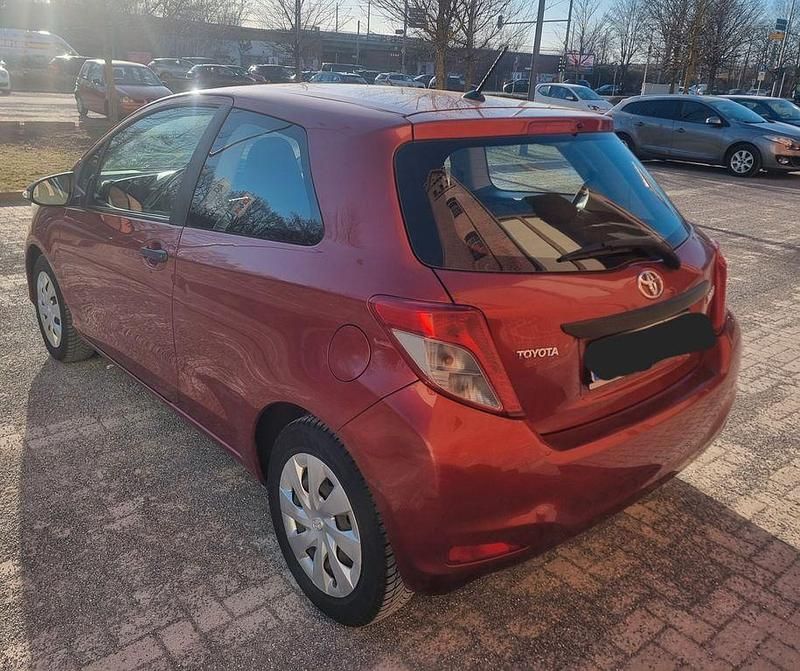 Gebraucht Toyota Yaris Cool 99 PS (72 kW) 2012 Rot Kleinwagen