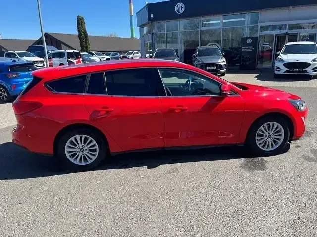 Käytetty Ford Focus Titanium 125 HP (91 kW) 2022 Punainen Farmari