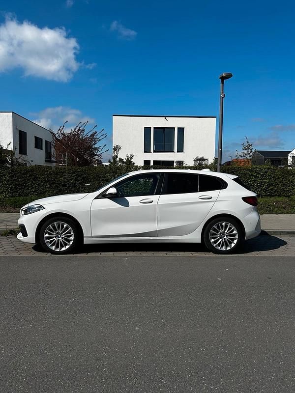 Weiß Gebraucht 2020 BMW 116 Kleinwagen | 17.090 € (Etwas zu teuer) - Bild 1/4
