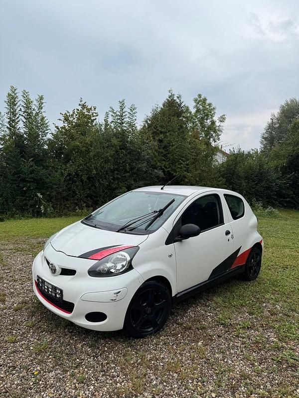 Weiß Gebraucht 2009 Toyota Aygo Kleinwagen | 1.600 € (Fairer Preis) - Bild 1/4