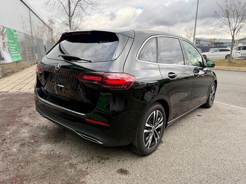 Gebraucht Mercedes B200 163 PS (119 kW) 2023 Schwarz Van / Kleinbus