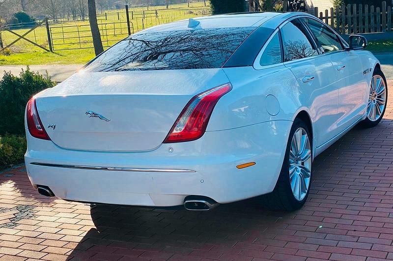Gebraucht Jaguar XJ Luxury 275 PS (202 kW) 2013 Weiß Limousine