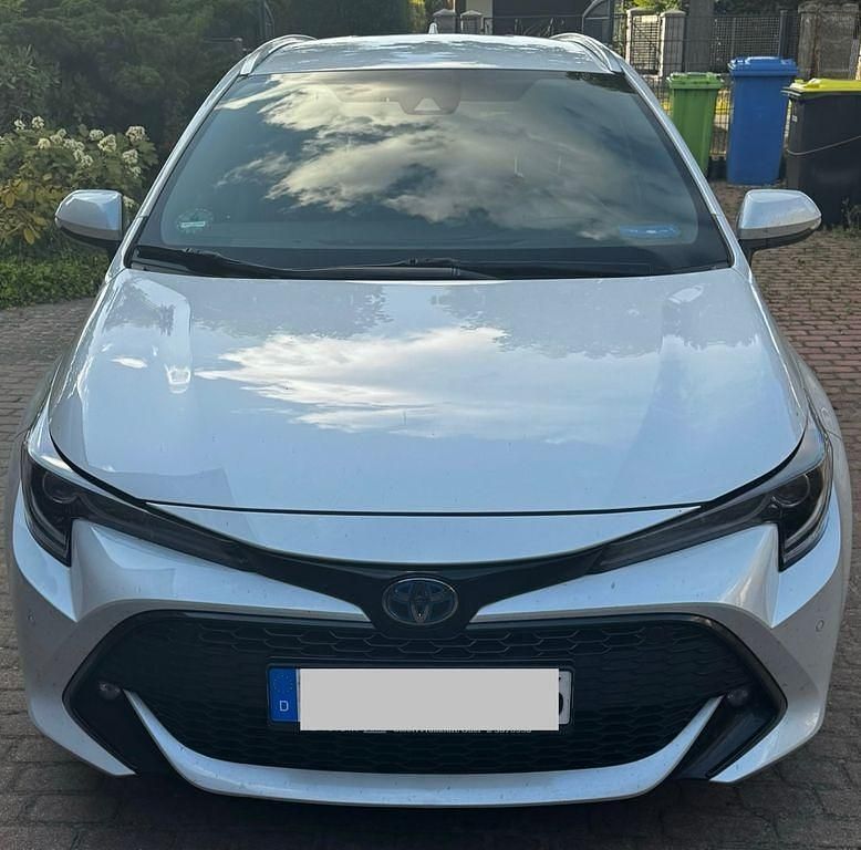 Weiß Gebraucht 2022 Toyota Corolla Team Kombi | 21.500 € (Guter Preis) - Bild 1/4