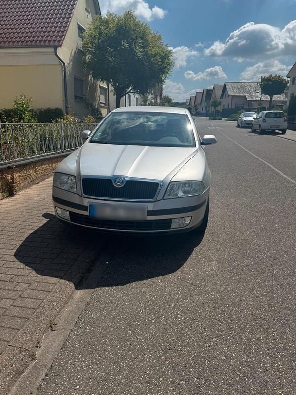 Silber Gebraucht 2007 Skoda Octavia Limousine | 2.000 € - Bild 1/4