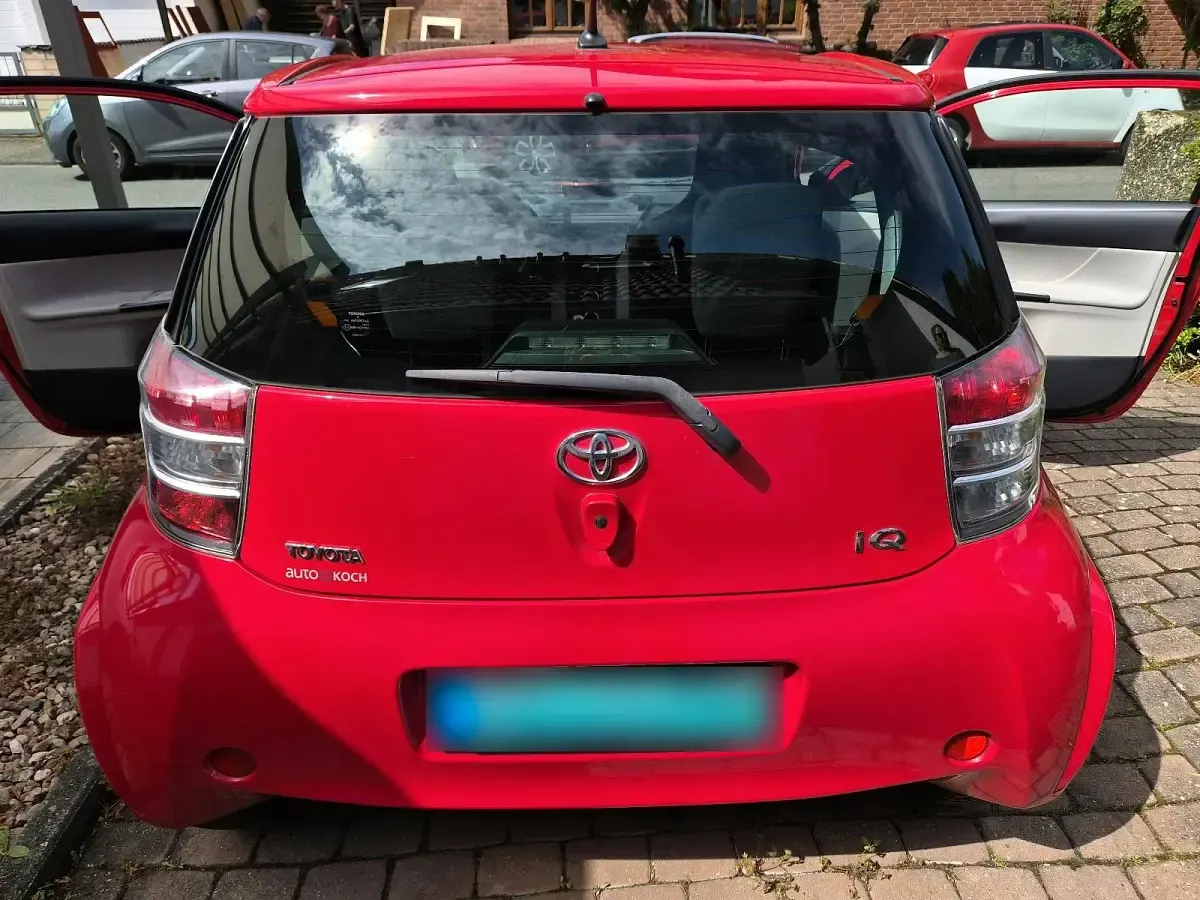 Gebraucht Toyota iQ 68 PS (50 kW) 2011 Rot Kleinwagen