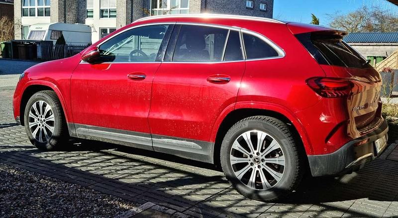 Gebraucht Mercedes EQA300 Style 167 kW (228 PS) 2023 Rot SUV