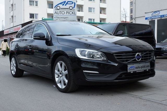 Schwarz metallic Gebraucht 2016 Volvo V60 Momentum Kombi | 17.700 € - Bild 1/4