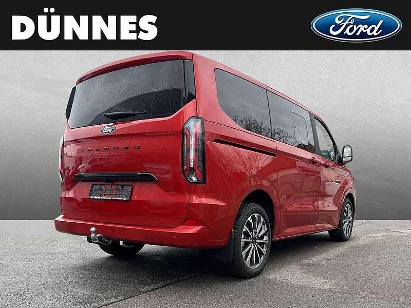 Neu Ford Tourneo Titanium X 170 PS (125 kW) 2026 Artisan red metallic Kombi