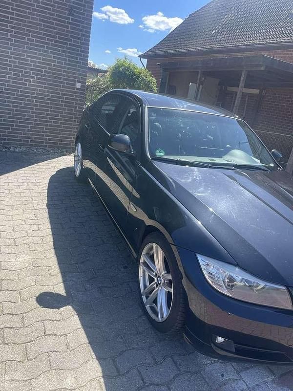 Gebraucht BMW 318 143 PS (105 kW) 2011 Schwarz Limousine