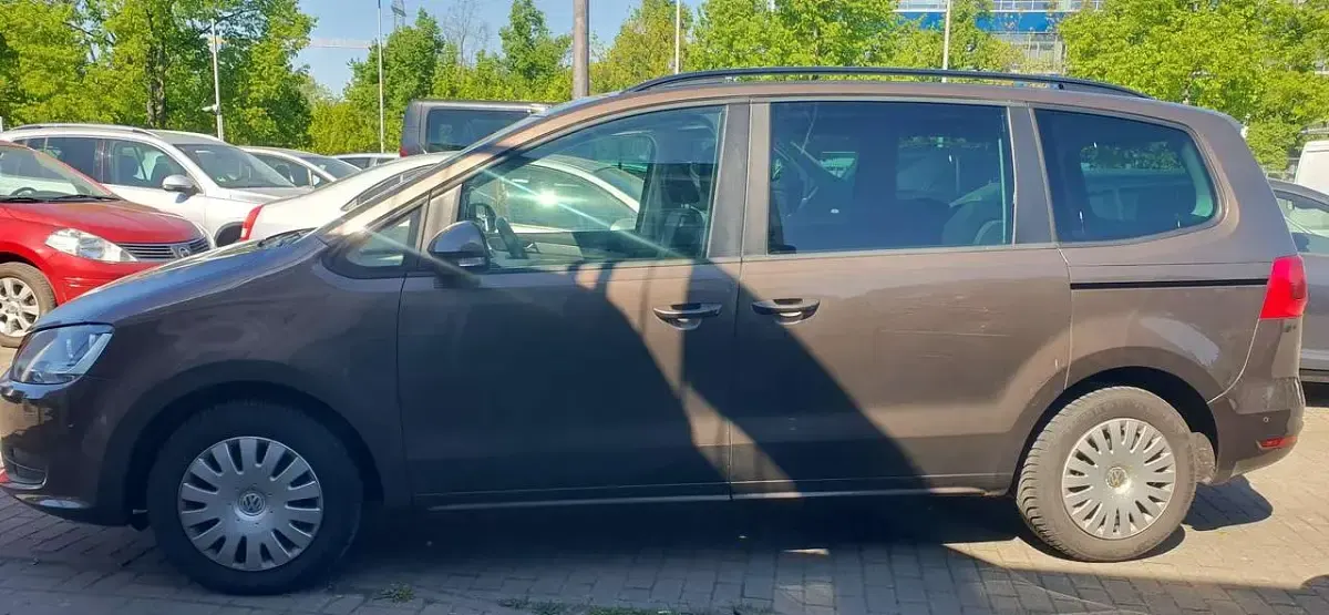 Gebraucht VW Sharan Trendline 140 PS (102 kW) 2011 Toffeebraun metallic Van / Kleinbus