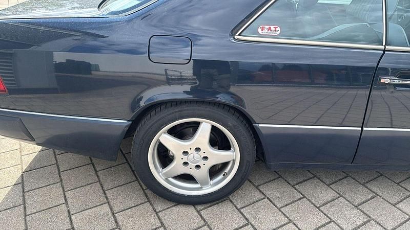 Gebraucht Mercedes E300 179 PS (131 kW) 1987 Blau Coupé