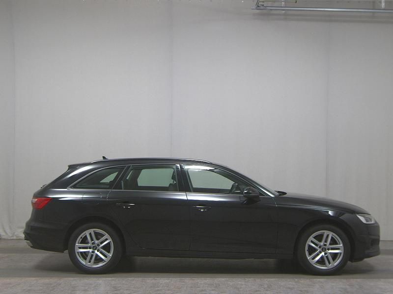 Mythosschwarz (metallic) Gebraucht 2021 Audi A4 Basis Kombi | 18.380 € (Guter Preis) - Bild 1/4