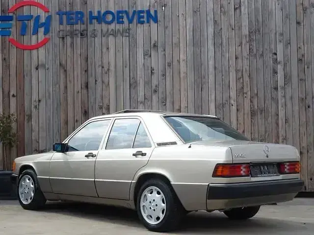 Gebraucht Mercedes 190 122 PS (89 kW) 1991 Gold Limousine