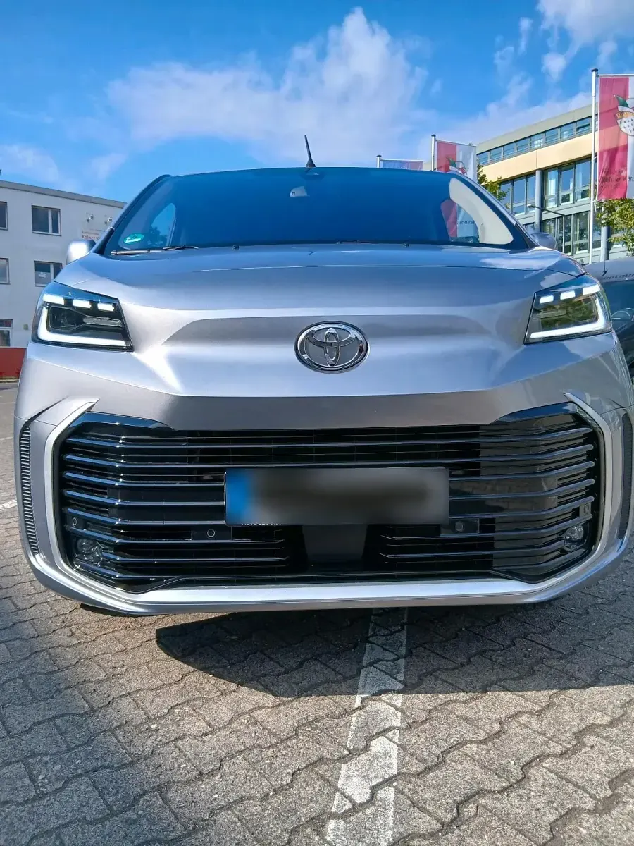 Gebraucht Toyota Proace Verso 177 PS (130 kW) 2024 Grau Kombi