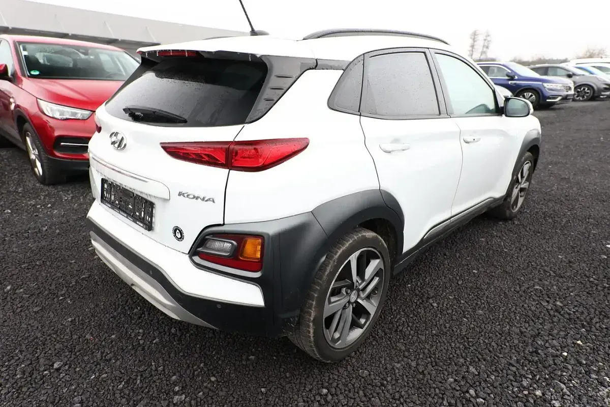 Gebraucht Hyundai Kona Premium 120 PS (88 kW) 2018 Chalk white metallic SUV