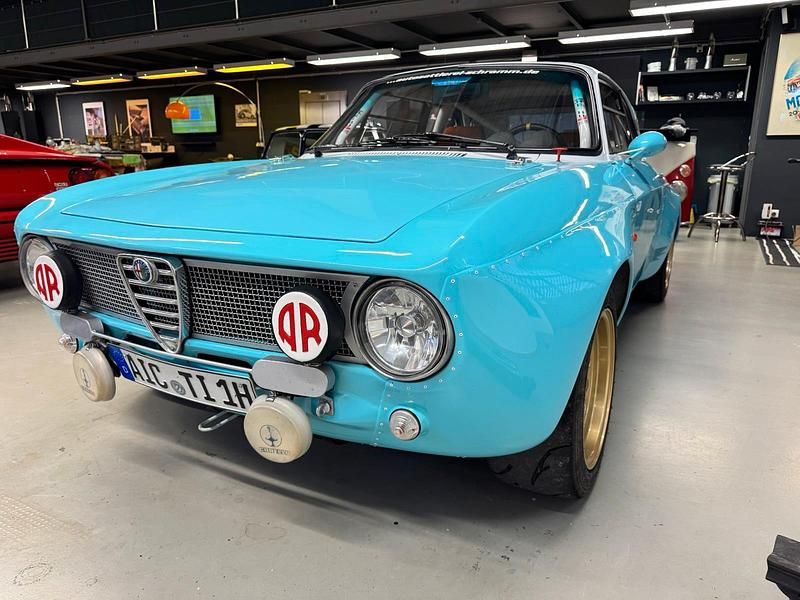 Blau Gebraucht 1968 Alfa Romeo 1750 Limousine | 64.900 € - Bild 1/4