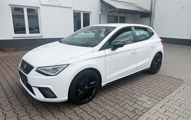 White candy Gebraucht 2023 Seat Ibiza Black Edition Limousine | 20.999 € (Guter Preis) - Bild 1/4