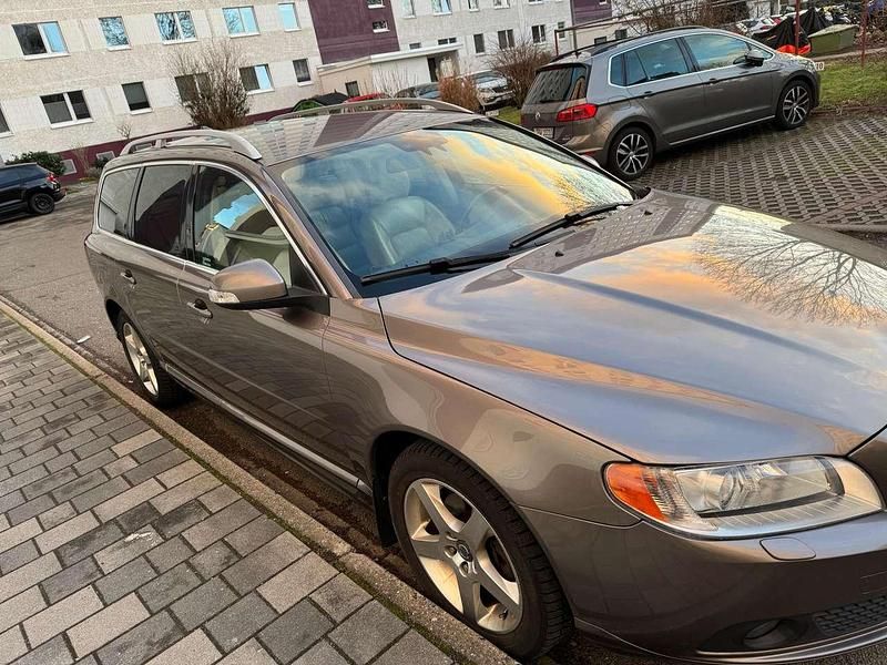 Gebraucht Volvo V70 Momentum 145 PS (106 kW) 2010 Gold Kombi