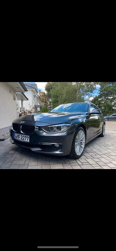 Grau Gebraucht 2012 BMW 328 Luxury Line Kombi | 11.320 € (Fairer Preis) - Bild 1/4