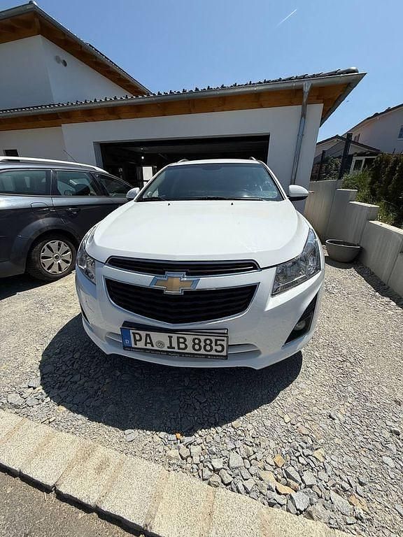 Weiß Gebraucht 2012 Chevrolet Cruze LTZ Limousine | 5.999 € (Etwas zu teuer) - Bild 1/4