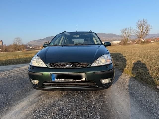 Grün Gebraucht 2004 Ford Focus Ghia Kombi | 450 € (Superpreis) - Bild 1/4