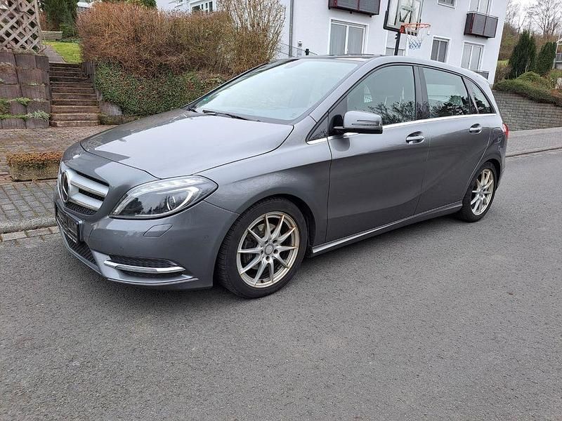 Gebraucht Mercedes B200 136 PS (100 kW) 2014 Grau Van / Kleinbus