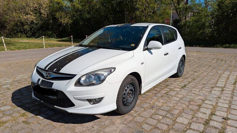 Weiß Gebraucht 2011 Hyundai i30 Edition+ Limousine | 3.600 € (Fairer Preis) - Bild 1/4