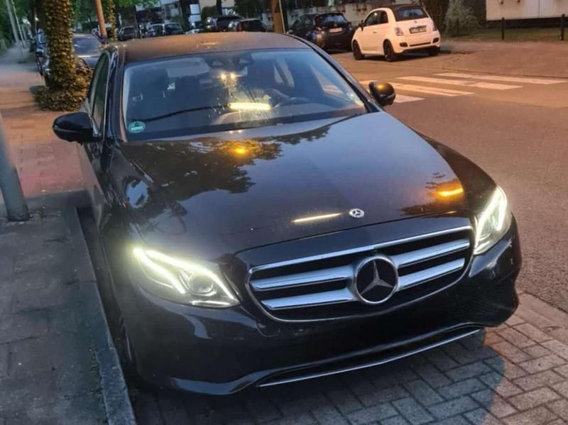 Schwarz Gebraucht 2018 Mercedes E200 Avantgarde Limousine | 25.500 € (Superpreis) - Bild 1/4