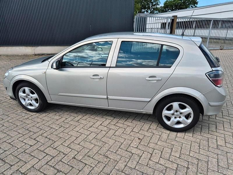 Grau Gebraucht 2008 Opel Astra Limousine | 1.300 € (Superpreis) - Bild 1/4