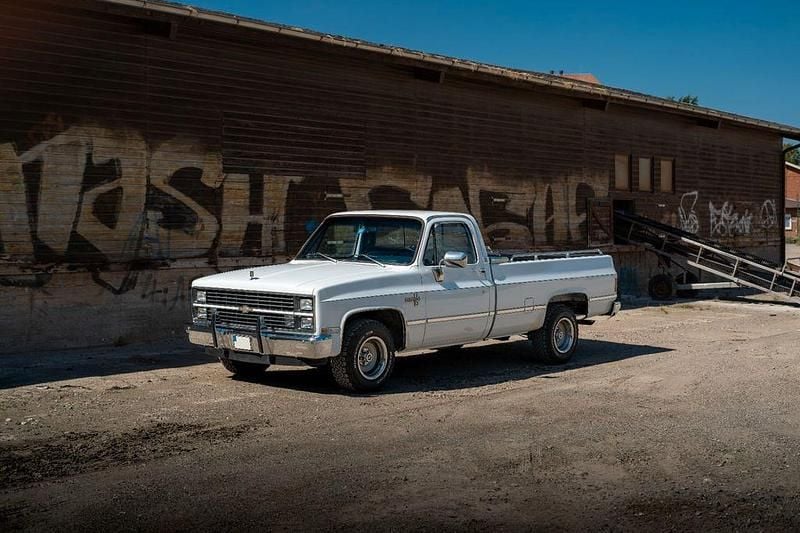 Weiß Gebraucht 1983 Chevrolet Silverado Abholung | 19.900 € - Bild 1/4