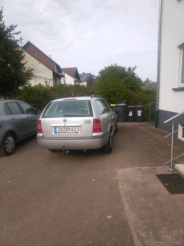 Grau Gebraucht 2002 Skoda Octavia Kombi | 1.500 € (Fairer Preis) - Bild 1/4