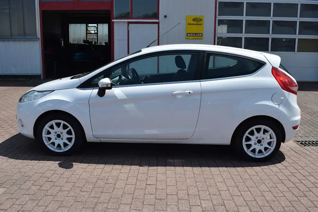 Gebraucht Ford Fiesta Trend 92 PS (67 kW) 2012 Weiß Kleinwagen