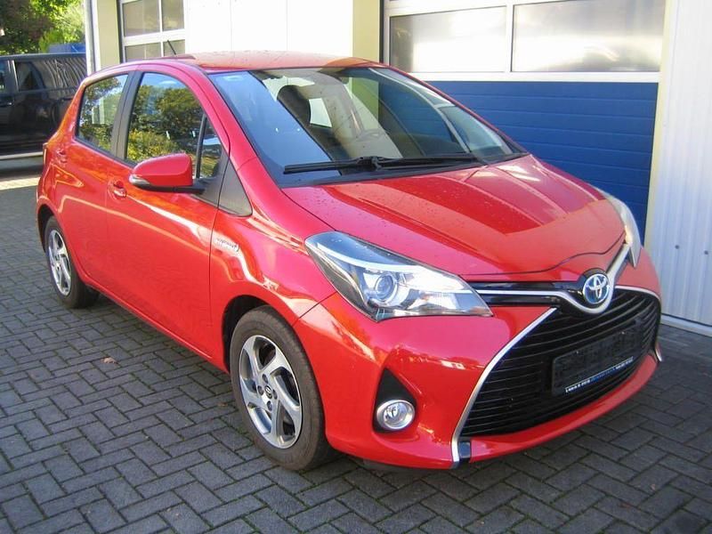Gebraucht Toyota Yaris Hybrid Comfort 101 PS (74 kW) 2015 Rot Limousine