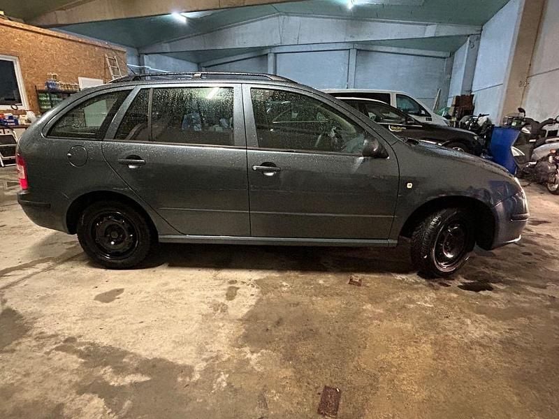 Grau Gebraucht 2007 Skoda Fabia Kombi | 550 € (Superpreis) - Bild 1/4