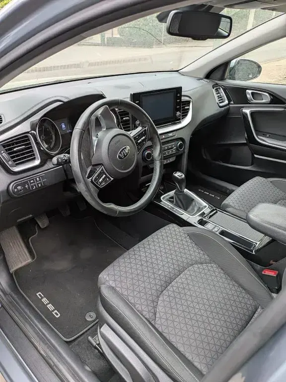 Gebraucht Kia Ceed Vision 140 PS (102 kW) 2020 Grau Kleinwagen