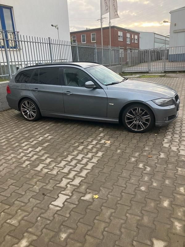 Grau Gebraucht 2010 BMW 320 Kombi | 3.350 € (Superpreis) - Bild 1/4